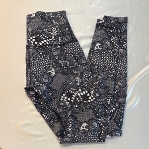 Lululemon Black and White Patterned Leggings size 6 28”